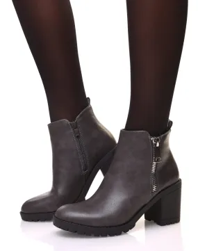 Bottines grises à talons et semelle crantée