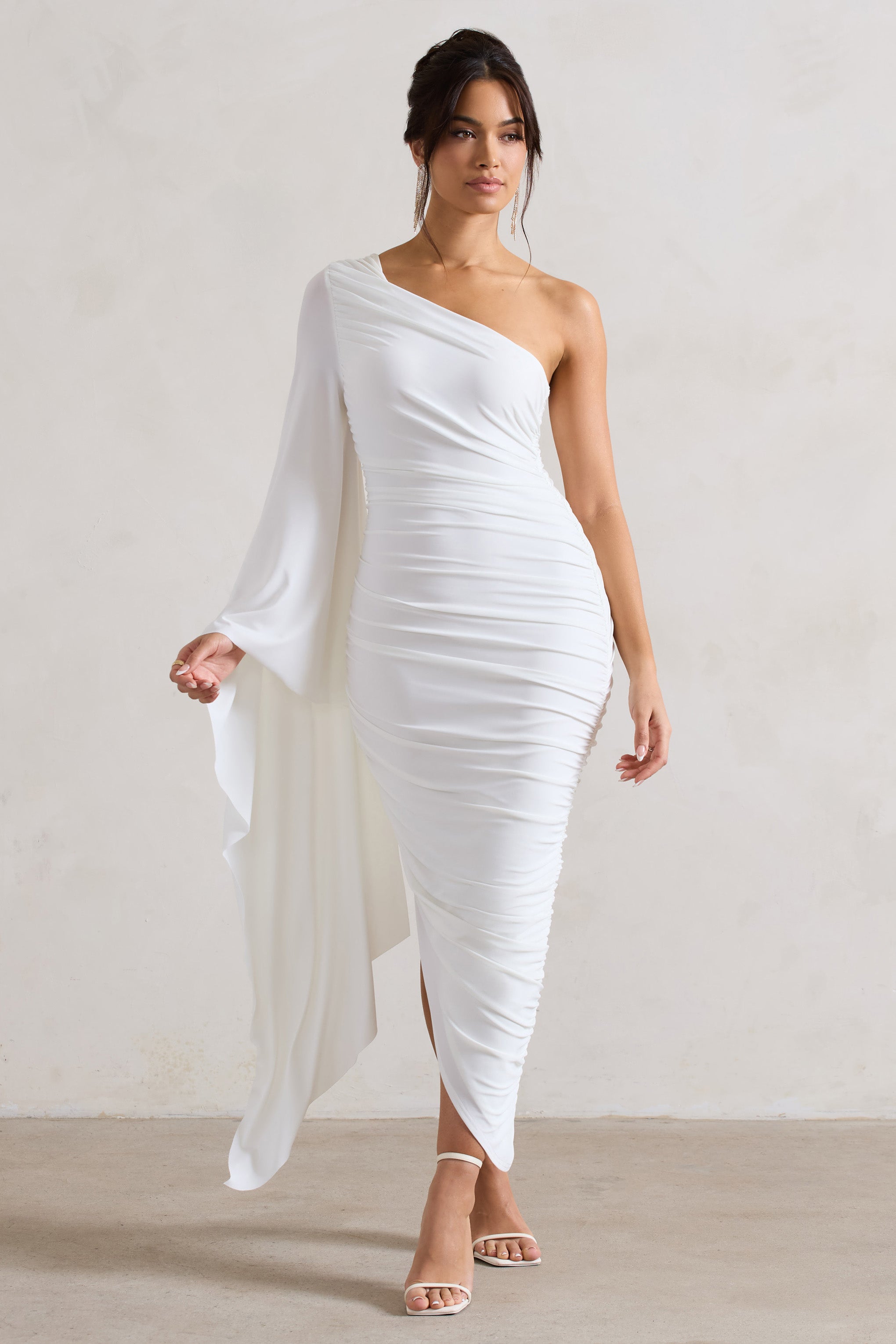 Halsey | Robe mi-longue blanche asymétrique et froncée avec une manche cape