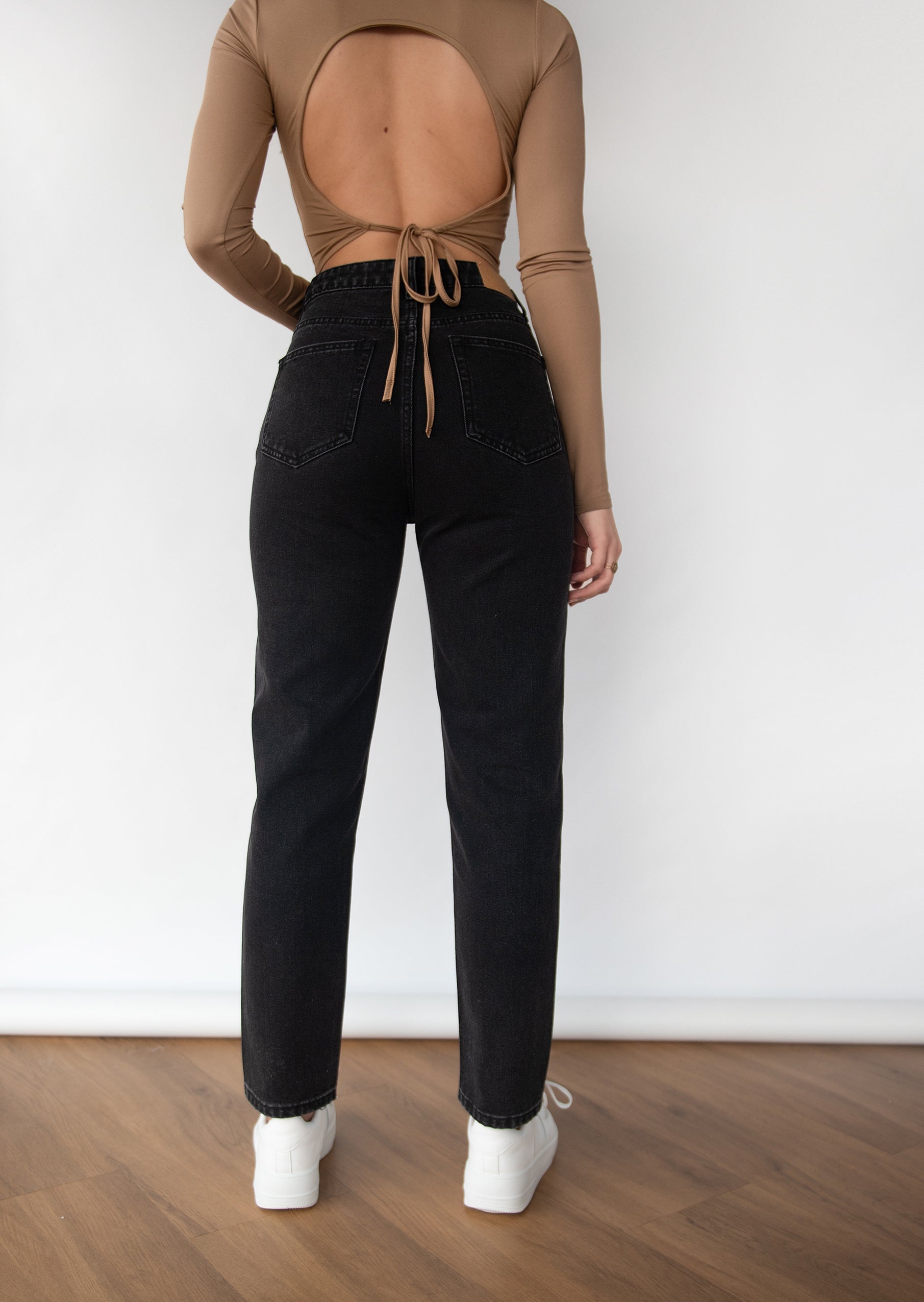 Jean noir avec ceinture asymétrique
