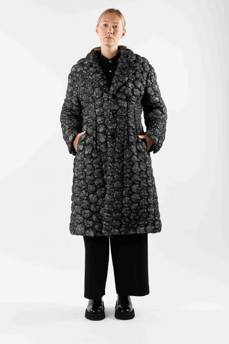 Manteau long matelassé et brodé