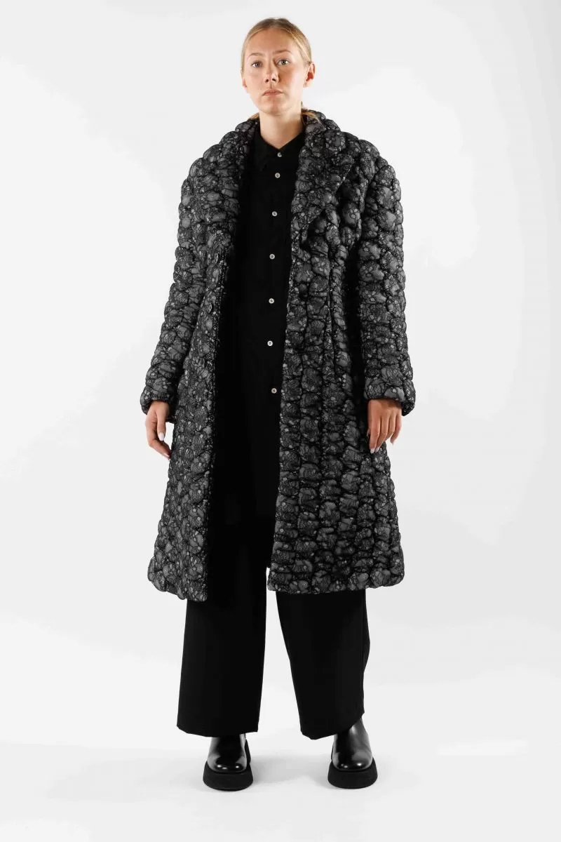 Manteau long matelassé et brodé
