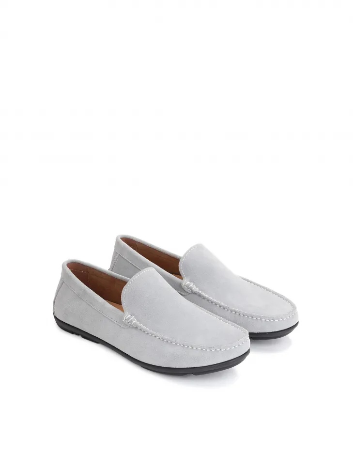 Mocassins en daim gris sur une semelle confortable