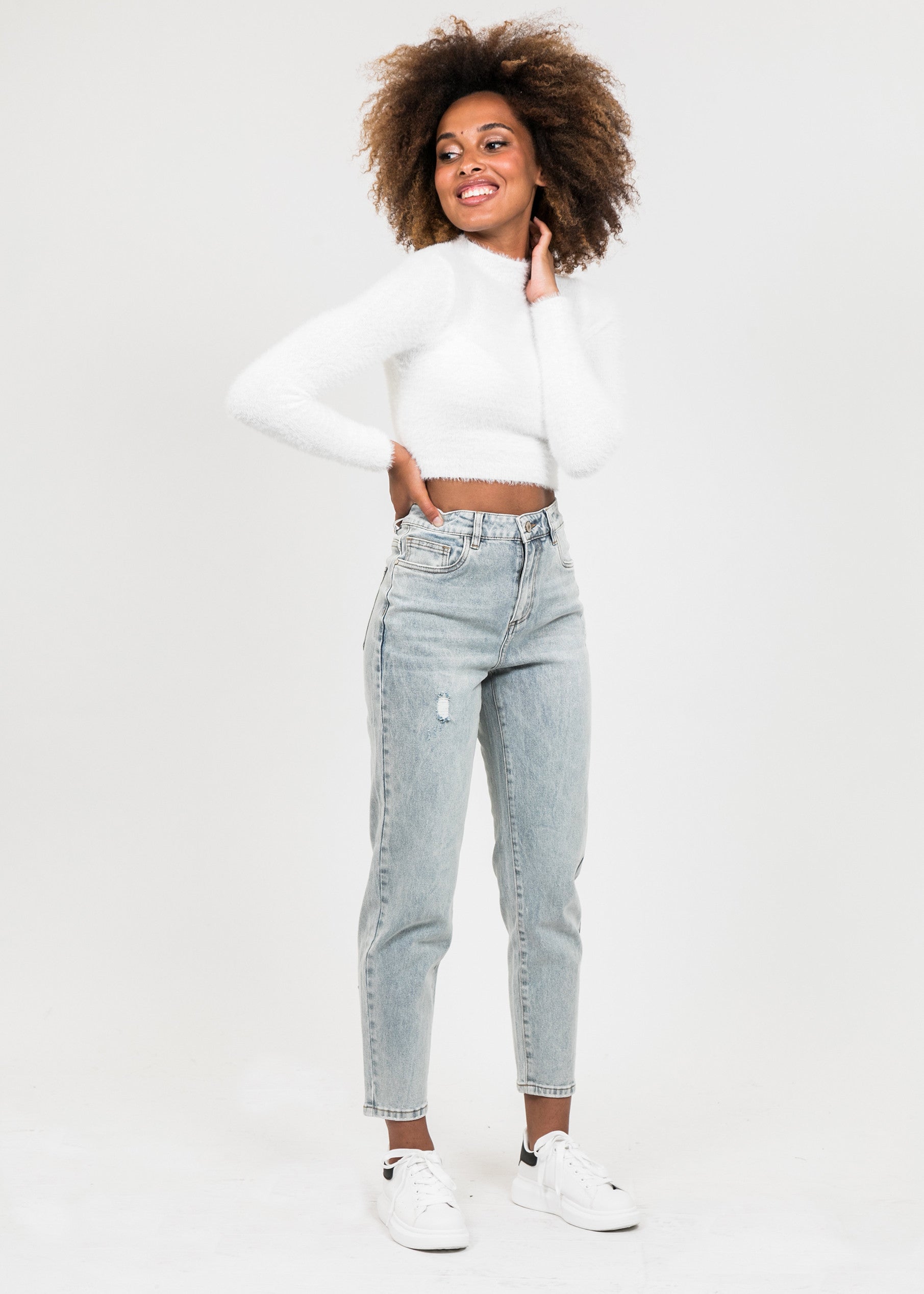 Pull duveteux col montant blanc