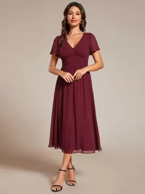 Robe d'invité de mariage mi-longue à col en V et manches à volants